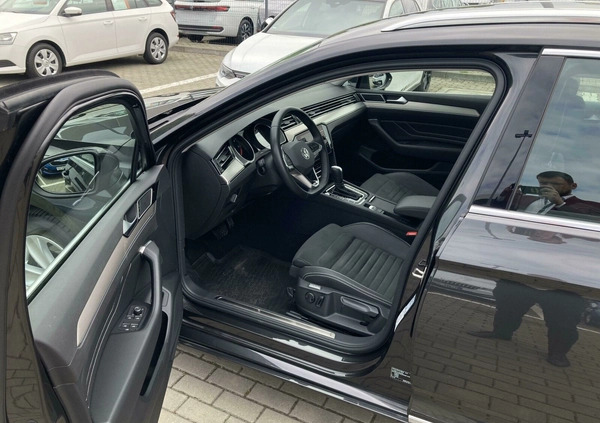 Volkswagen Passat cena 179900 przebieg: 17504, rok produkcji 2023 z Białobrzegi małe 704